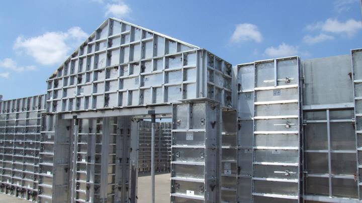 本实用新型涉及混凝土浇筑的铝膜板技术领域