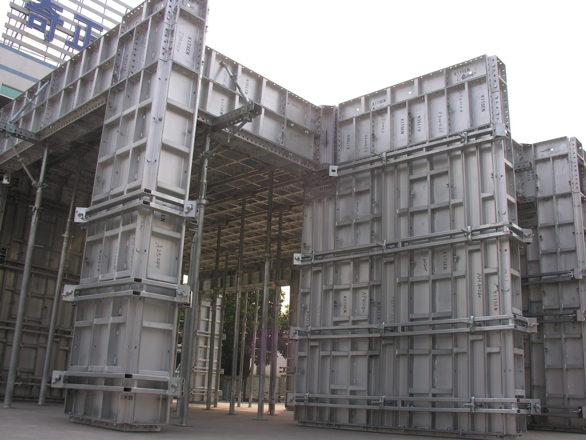 螺纹杆移动的同时带动锥形块进行移动