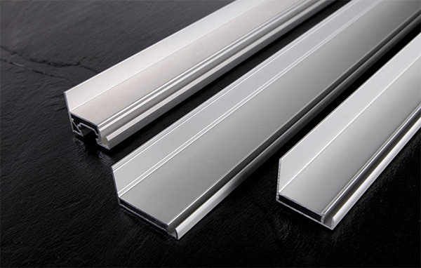 他们用激光在铝管表面蚀刻出微米级和纳米级的凹坑