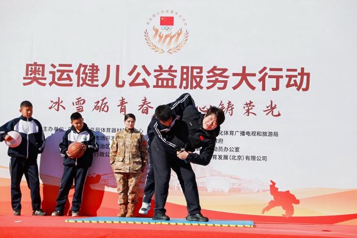 三位体坛名将现身阿勒泰助力奥运健儿公益服务