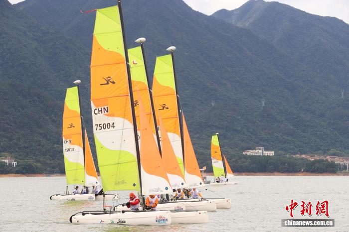 2025中国家庭帆船赛庐山西海站开赛 近40组家庭共