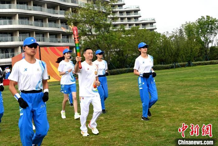 成都大运会火炬传递圆满收官 青春之火即将点燃