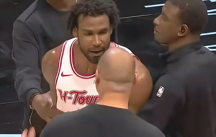 伊森三分命中率暴跌至4% 防守失误引教练不满