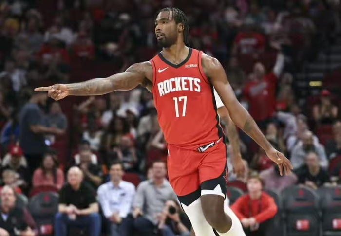 伊森三分命中率暴跌至4% 防守失误引教练不满