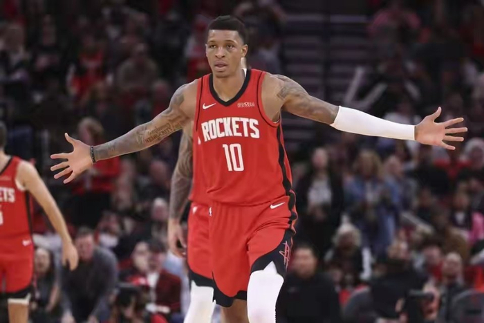 伊森三分命中率暴跌至4% 防守失误引教练不满