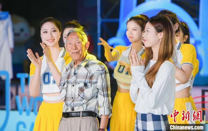 百岁运动爷爷朱俊岐志愿参与成都世运会