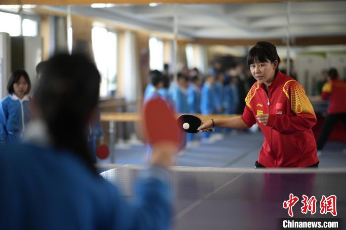 许昕陈幸同化身特派体育老师 带领史家小学分校