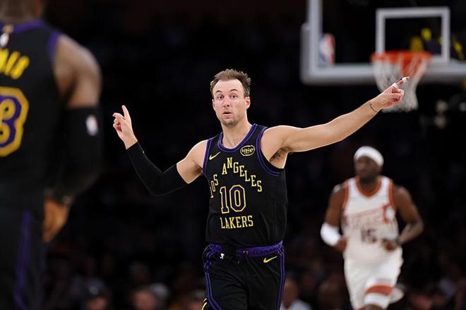 卢克·肯纳德：季后赛关键角色与湖人命运紧密相