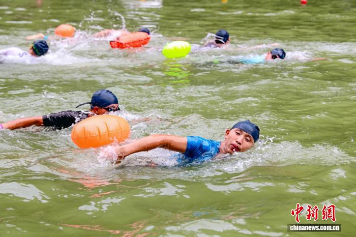 首届世界第一高桥铁人三项国际挑战赛在贵州花