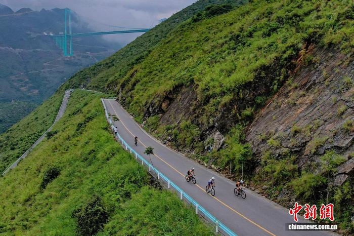 首届世界第一高桥铁人三项国际挑战赛在贵州花