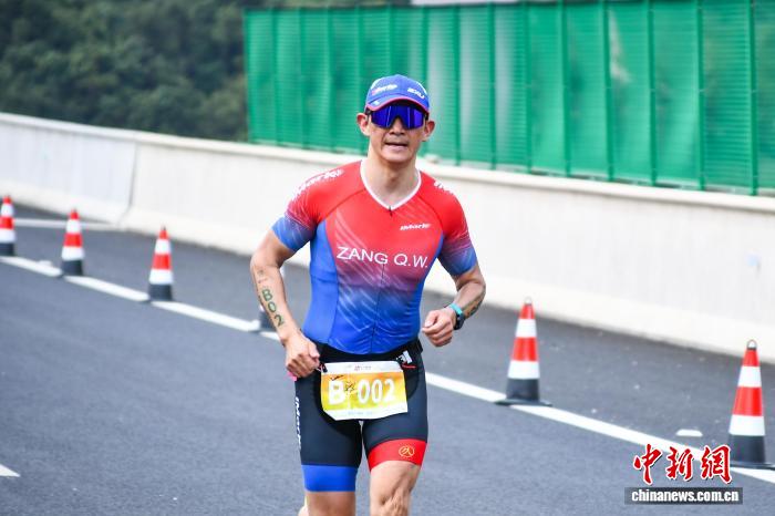 首届世界第一高桥铁人三项国际挑战赛在贵州花